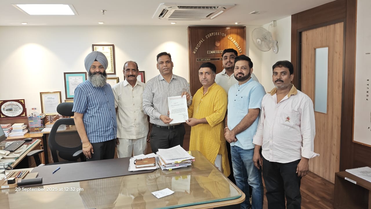 व्यापार मंडल द्वारा पिपली वाला में सड़कों बनवाने के लिए प्रतिनिधि मंडल ने नामिनेटेड को॔सलर सतिंदर सिंह सिद्धू,और समाज सेवी रामेश्वर गिरी के नेतृत्व में कमिश्नर अमित कुमार को दिया मांगपत्र
